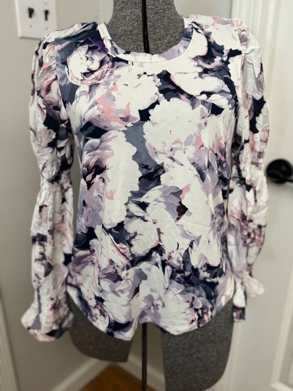 Women’s Cupio Floral Puff-Sleeve Women's Top in White and Lavender size Small